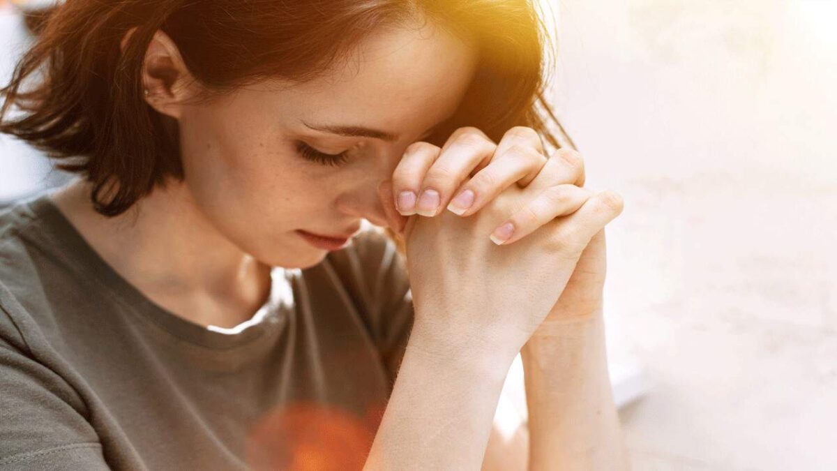 young-woman-praying