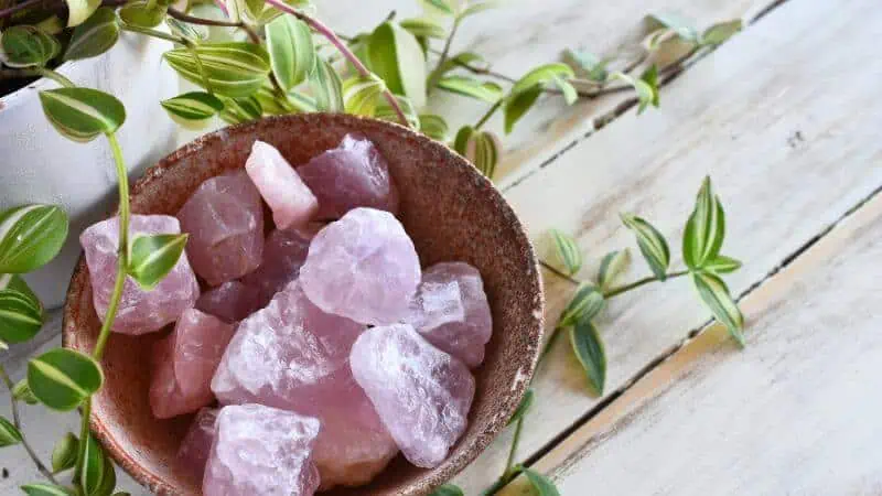 use the healing powers of rose quartz for manifesting