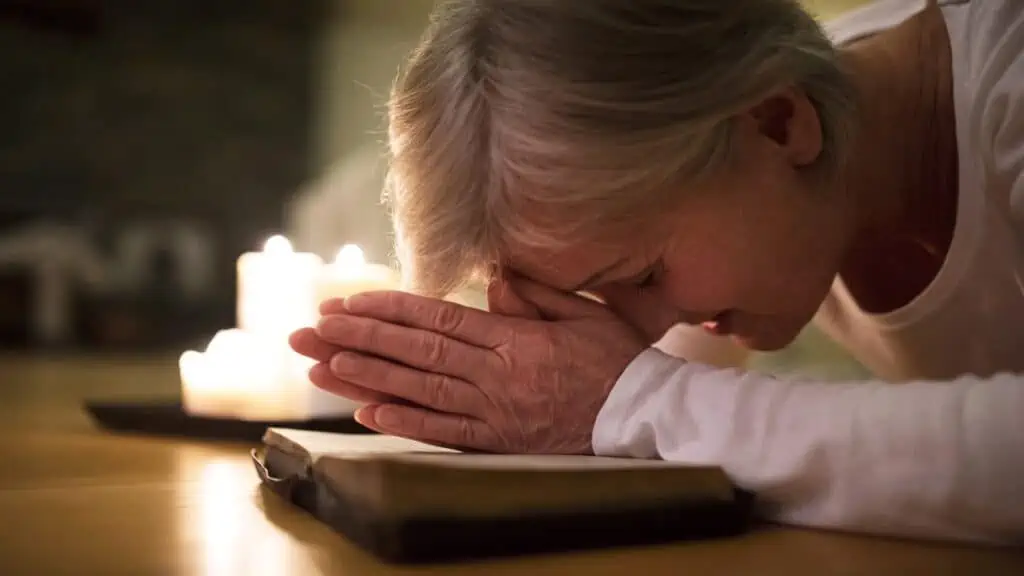 woman-praying-with-bible